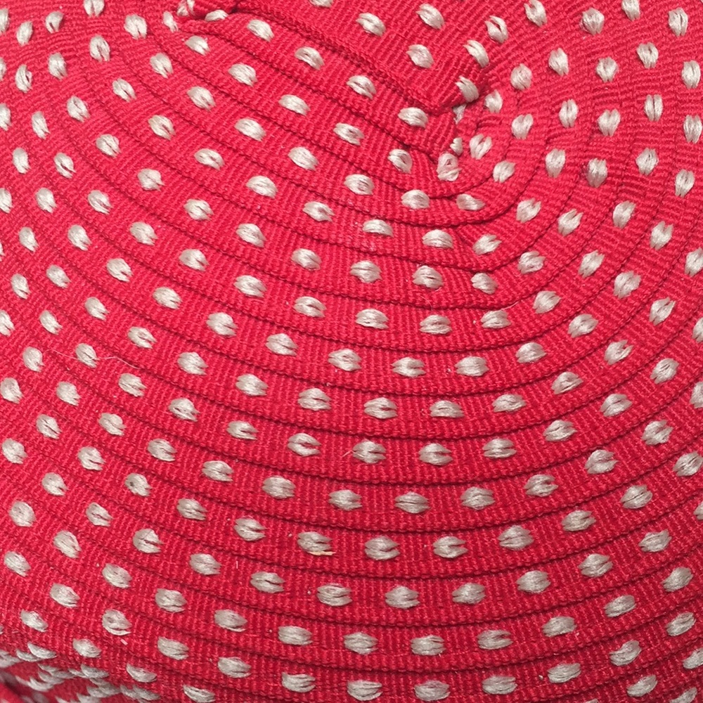 Bold red hat - Picture 4 of 4